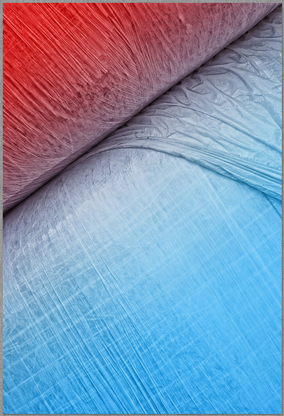 Wulstiger schräger Schnitt mit überlappender Plastikfolie in Rot und Blau dirk schmitz