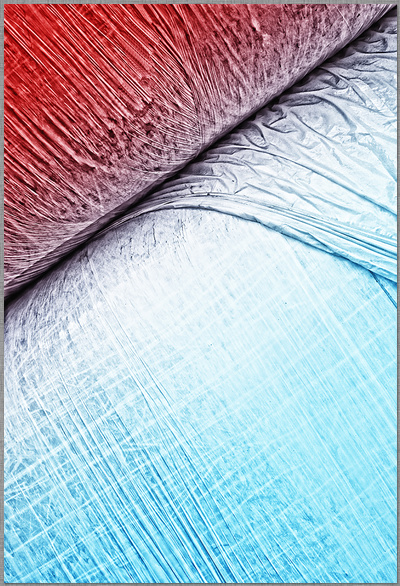 Hellblau und rote Variante der Form in Plastikfolie dirk schmitz