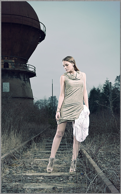 lisa vloeberghs stehende Pose mit interessantem Wasserturm im Hintergrund dirk schmitz