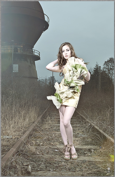 michelle schabbach auf verlassenem Bahnhof Gelände im Gegenlicht dirk schmitz