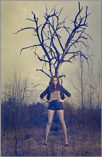 michelle schabbach im editorial posing vor einem Baum mit Yongnuo Fernauslöser dirk schmitz