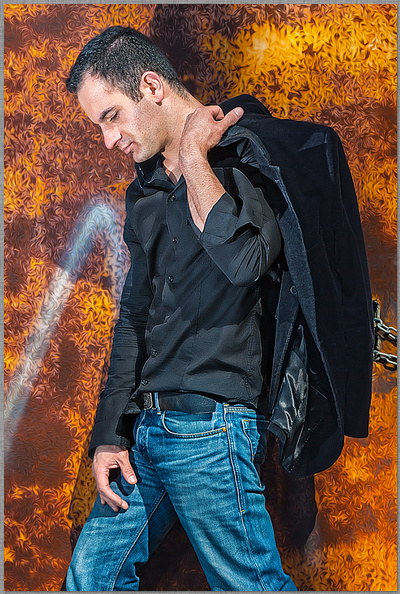 pose von der seite mit schwarzer Jacke über der Schulter und gesenktem Blick dirk schmitz