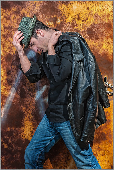 Mit Hut und Lederjacke vor einer Tür mit weißem gesprühten Graffiti fotograf aus trier dirk schmitz dirk schmitz