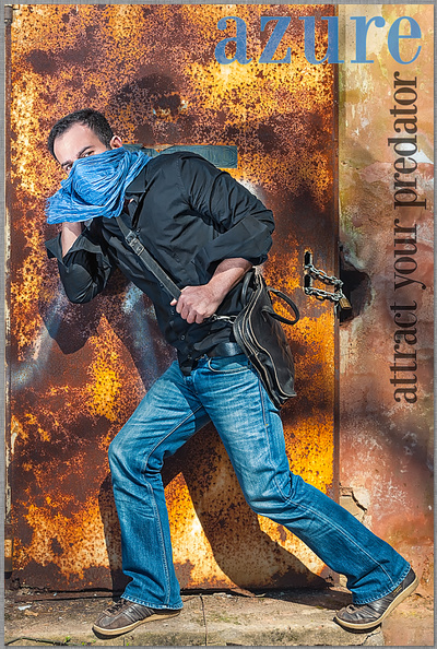 Im Coverdesign abgebildete Fotografie vor einer rostigen Tür mit Tasche, blauem Tuch und Überschrift fotograf aus trier dirk schmitz dirk schmitz