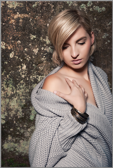 Nicole eingefangen im Sprung als low Key Aufnahme im Wald mit Baum im Hintergrund dessen Blätter wie Engelflügel wirken dirk schmitz