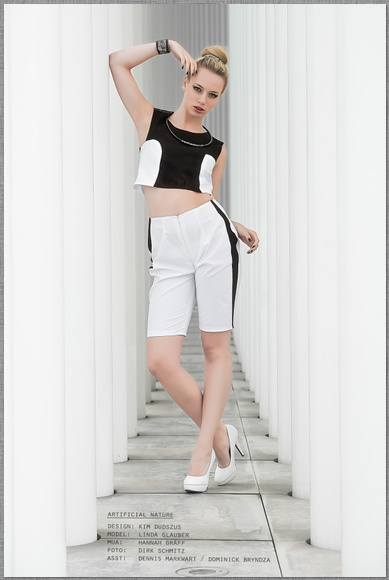 Lind Glauber im Säulengang der Philharmonie Luxemburg, in einem zweiteiligem Kostüm von Kim Dudszus für das dritte Semesterprojekt der FH Trier. Verarbeitet wurde Lachsleder in dieser Lookimitation der Natur. Dirk Schmitz dirk schmitz