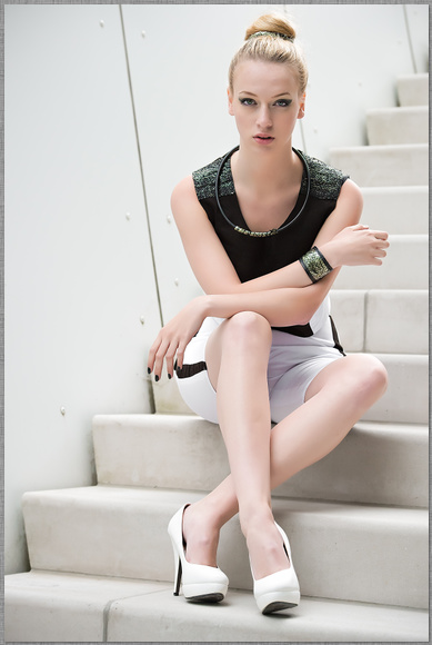 Linda Glauber mit Accessoires von Kim Dudszus Artificial Nature Formen sind vielfach aus der Natur entlehnt und durch verschiedene Abstraktionstechniken, wie die Verzerrung, Reduktion oder Materialmanipulation, futuristisch umgesetzt dirk schmitz