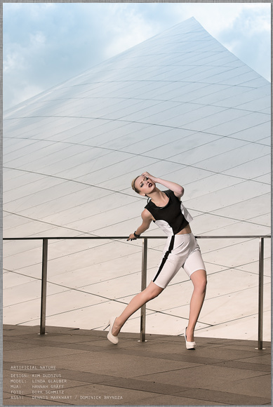 Model Linda Glauber dynamische Pose Philharmonie Luxemburg im Design von Kim Dudszus Fotograf Dirk Schmitz tfp shooting trier verschiedenen Oberflächenstrukturen und Musterungen dirk schmitz